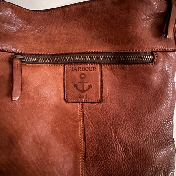 Harbour 2nd Leather Crossbody w adj. strap, 11 x 11”, soft leather & great bag! - Picture 3 of 9